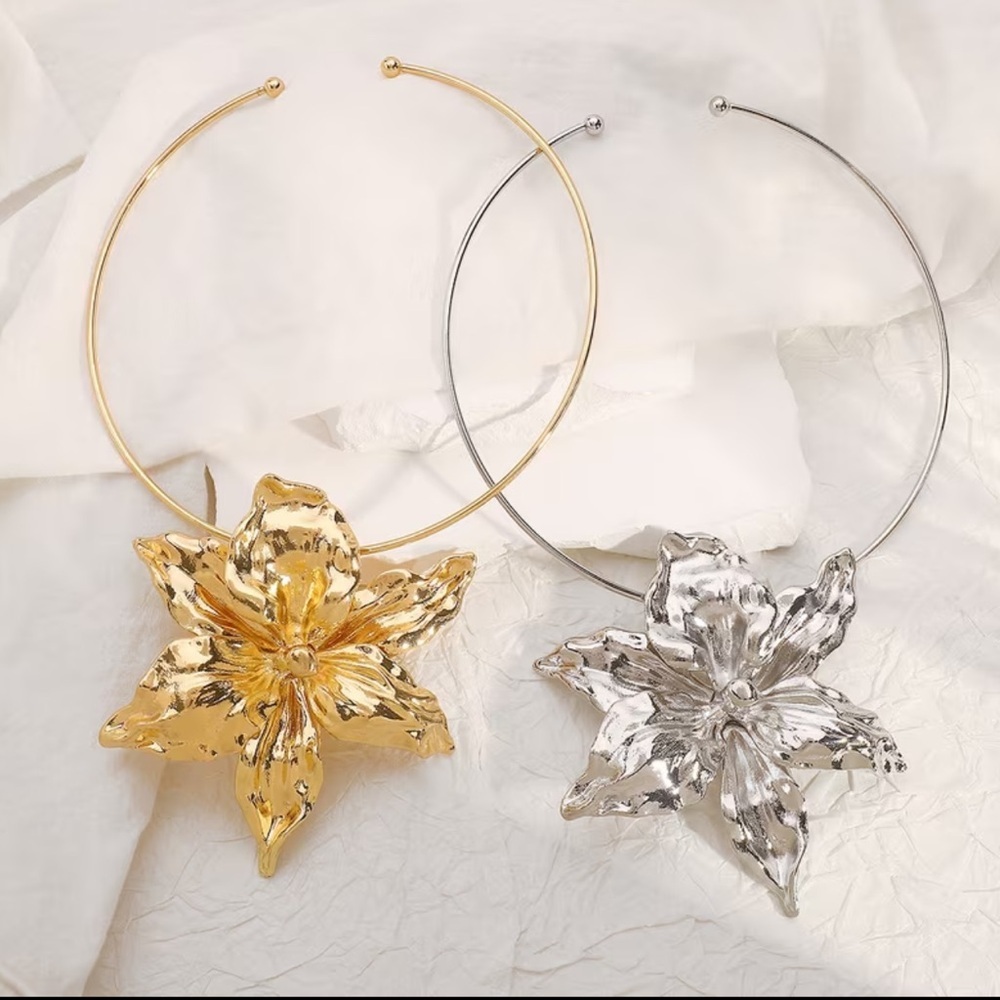 NEW ! Gold Floral Statement Necklace. Elegant Flower Necklace 🌼 Unique Necklace - Picture 5 of 5